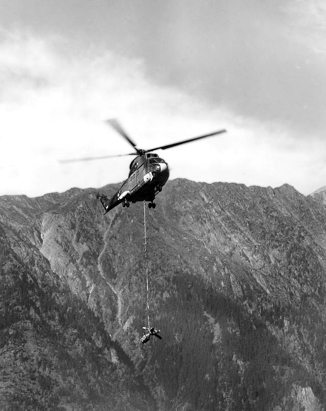 SA330 Puma sling de la BTP et moteur du H34 n°377 crashé sur le glacier des Bossons - Mission du 28 octobre 1978 - Photo DR CELAG