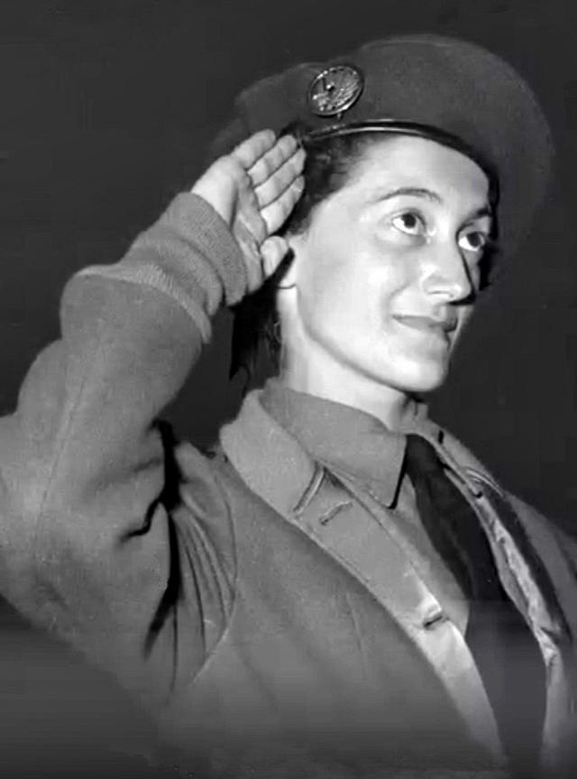 Valérie André reçoit la Croix de guerre au stade Mangin de Hanoï, le 31 janvier 1952 - Photo DR