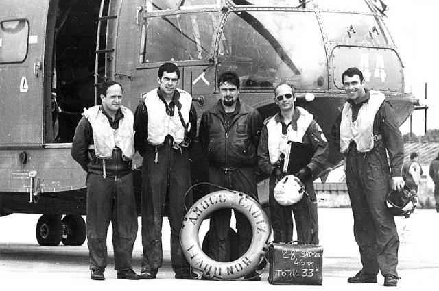Après le secours de Amoco Cadiz, à l'extrême droite Yves Dagorn pose avec l'équipage devant le SA 321 Super Frelon n° 144, le 16 mars 1978 - Photo DR