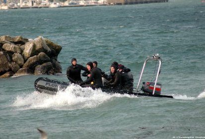 Le commando est récupéré par le zodiac - Photo © Christophe Gothié