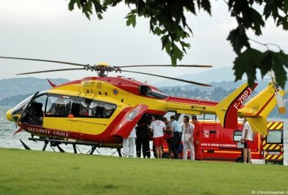 L'EC 145 F-ZBPJ posé sur la plage du Bourget-du-Lac - Photo © (…)