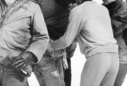 Le pilote Alain Frébault (casqué et lunettes de soleil) lors du secours de (…)