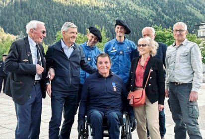 Yves Mathelin bien entouré sur la place du Mont-Blanc à Chamonix, avec de (…)